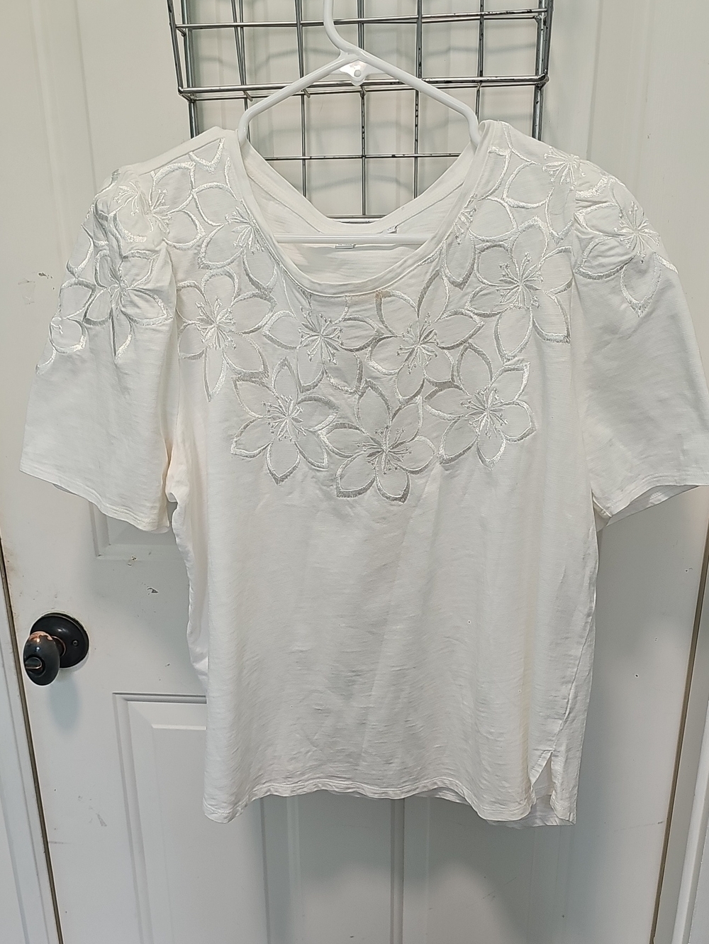 Chico's White Floral Appliqué Short-puff Sleeve Top Size 2